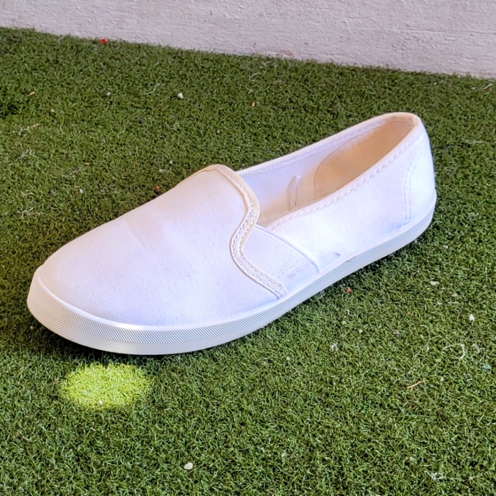 Time and Tru white slippers sz 6